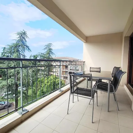 Avec Grande Terrasse Au Centre D'uzes *