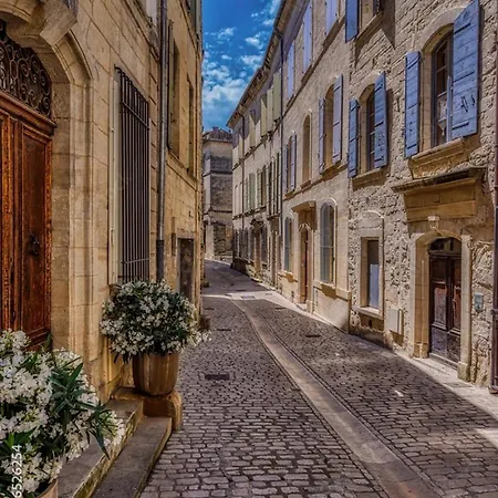 Avec Grande Terrasse Au Centre D'uzes