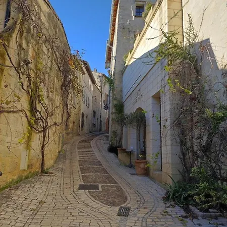 Avec Grande Terrasse Au Centre D'uzes דירה