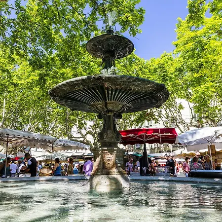 Avec Grande Terrasse Au Centre D'uzes *