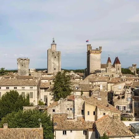 Avec Grande Terrasse Au Centre D'uzès Appartement *